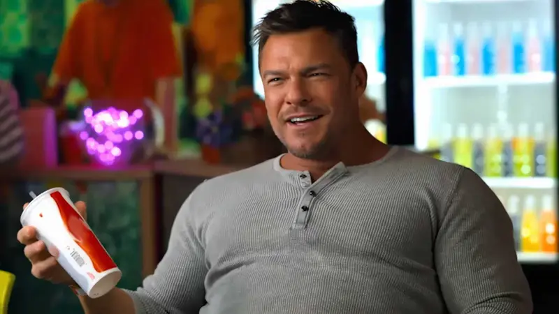 Filme de ação de Alan Ritchson volta a ser sucesso no Prime Video quase um ano após lançamento