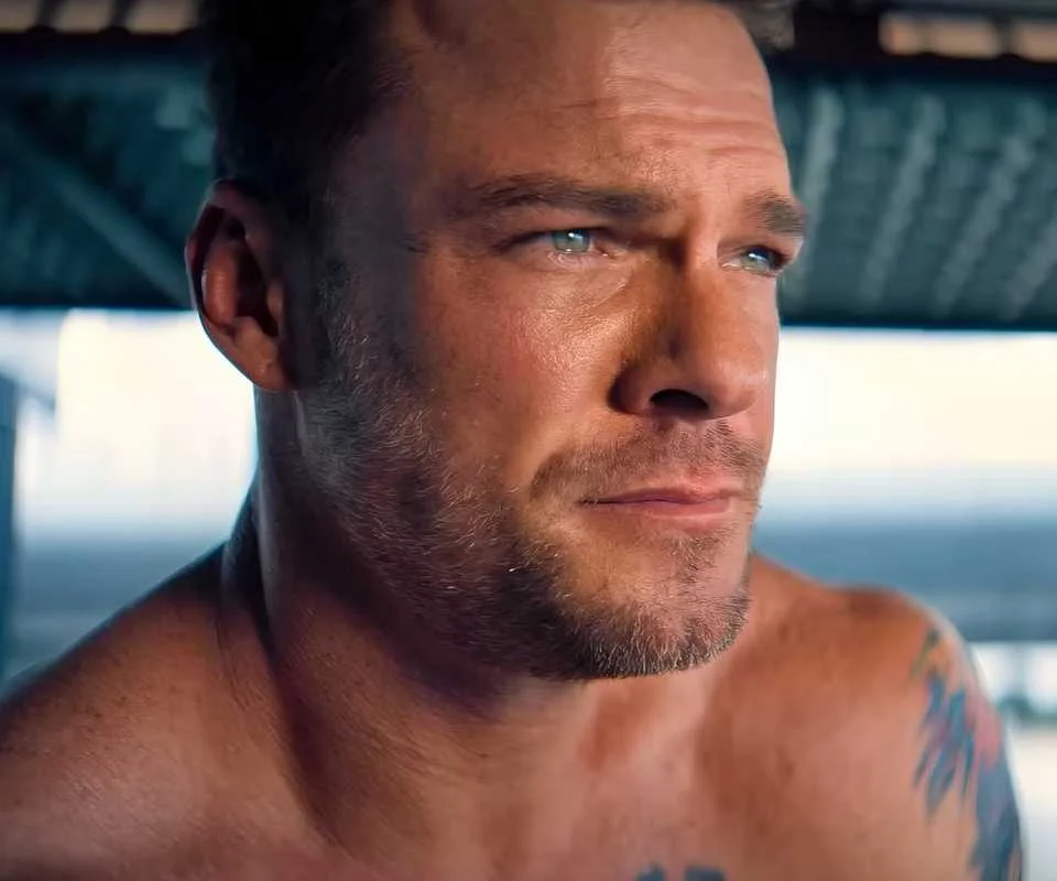 Novo thriller de ação de Alan Ritchson bate recorde histórico de audiência no Rotten Tomatoes