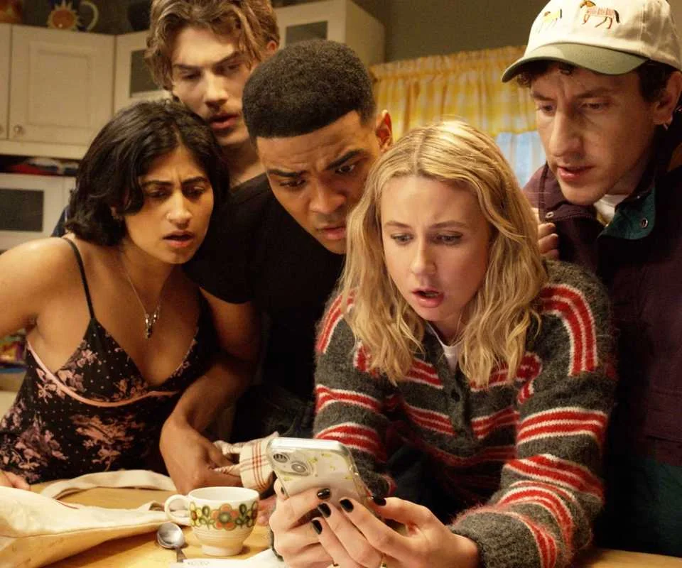 Série de comédia “Adults” registra alta de audiência e mantém nota 100% no Rotten Tomatoes na segunda temporada