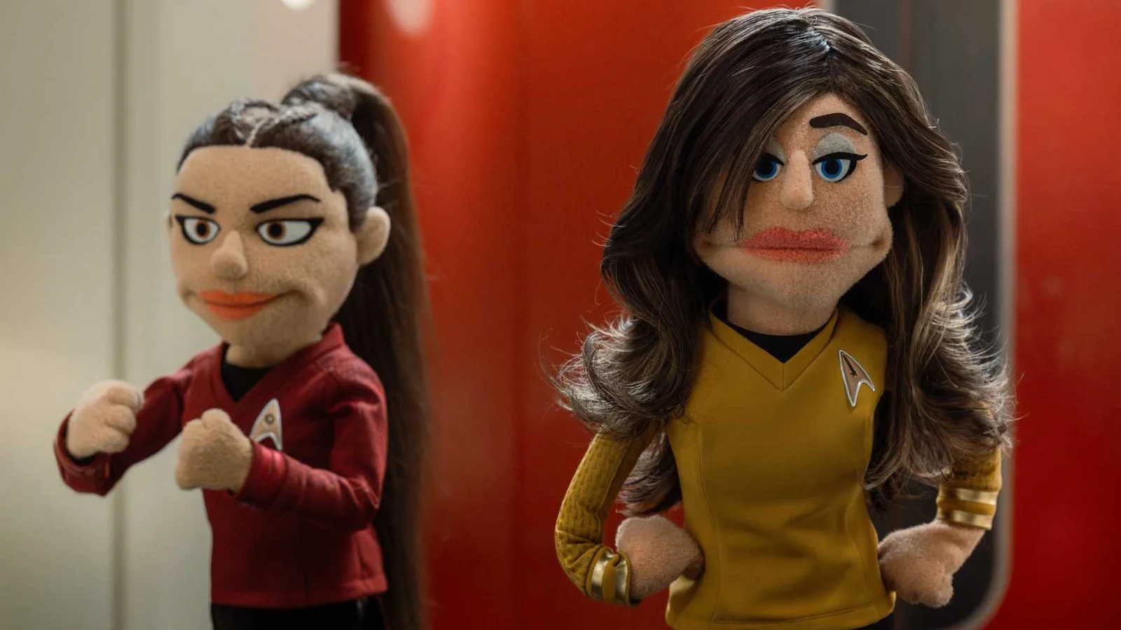 Rebecca Romijn defende episódios experimentais de Star Trek: Strange New Worlds e garante apoio às escolhas da série