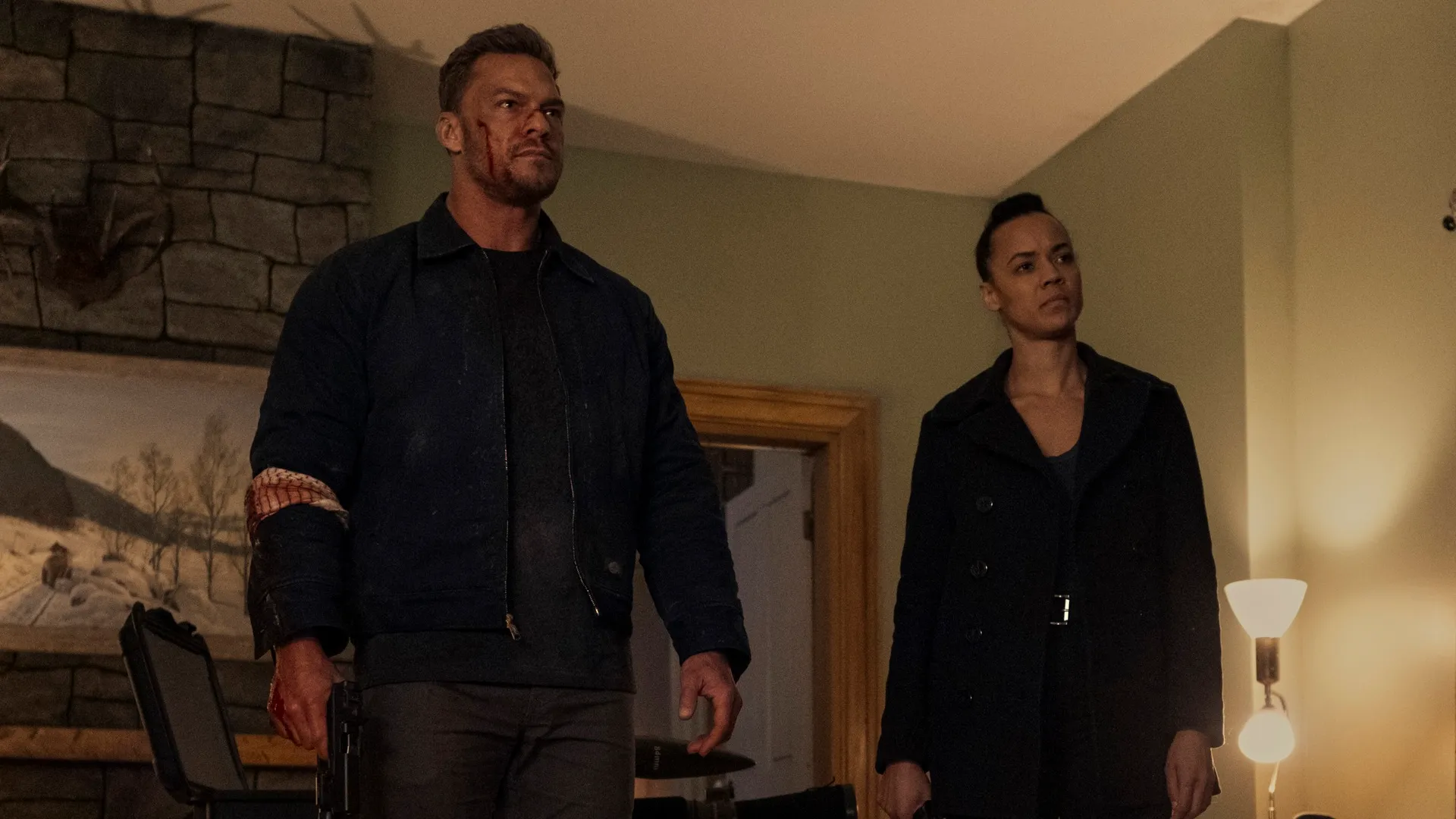 Spin-off de Reacher estreia com participação de Alan Ritchson em momento marcante