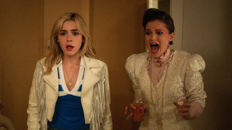 Prime Video lança “Totally Killer”, thriller de ficção científica que mistura humor, viagem no tempo e slasher