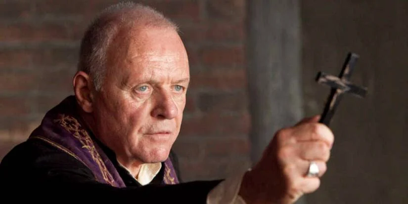 Filme de Anthony Hopkins sobre possessão demoníaca é adicionado discretamente à Netflix