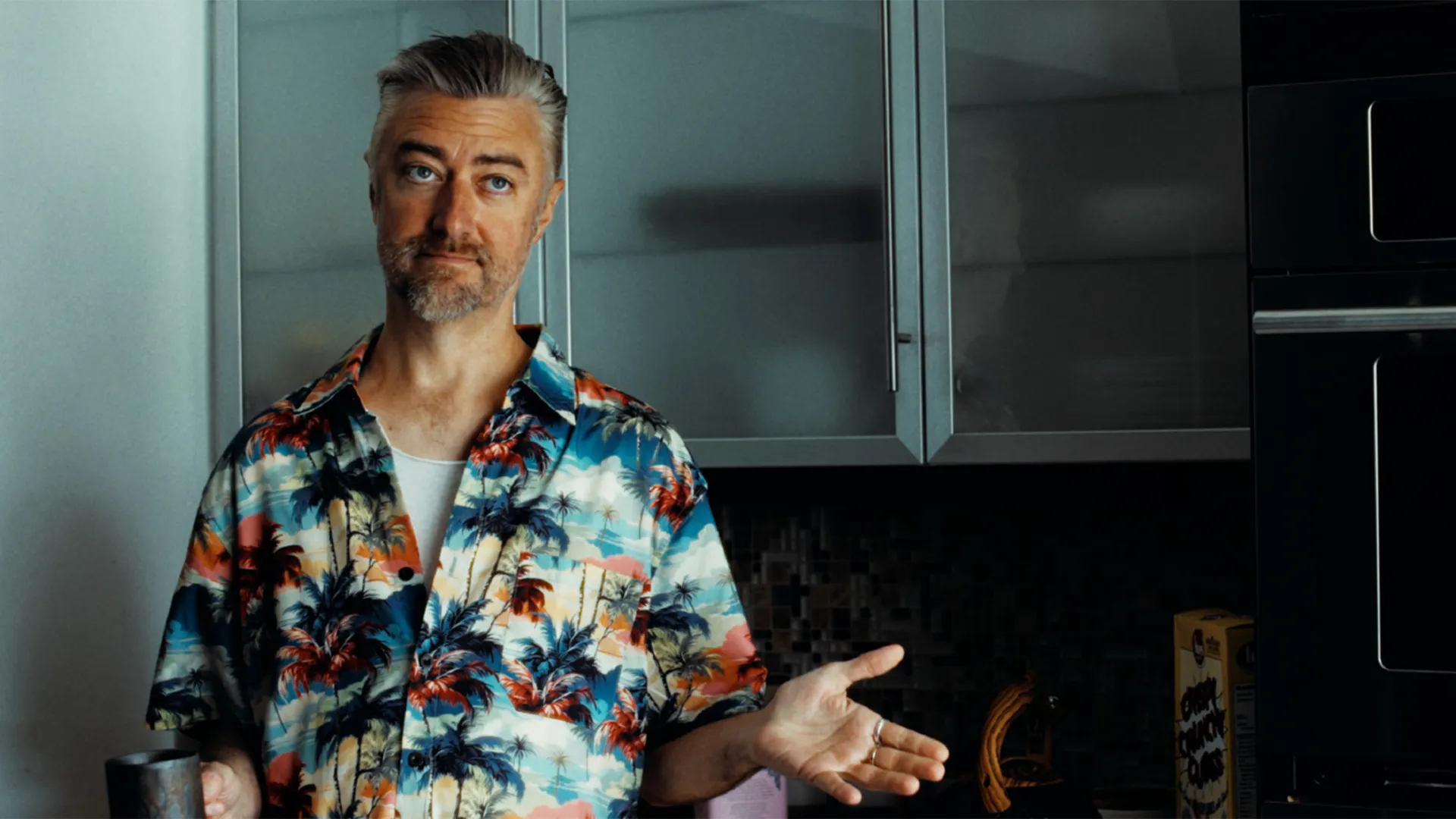Sean Gunn vive invasão domiciliar em trecho exclusivo de Appofeniacs