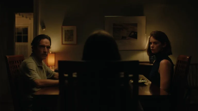 Clipe do filme Family mostra jantar simples que se transforma em terror