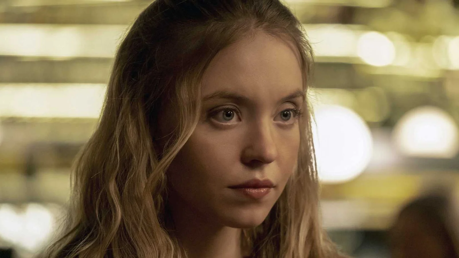 Filme “The Voyeurs”, com Sydney Sweeney, estreia em streaming gratuito e destaca influência de Alfred Hitchcock