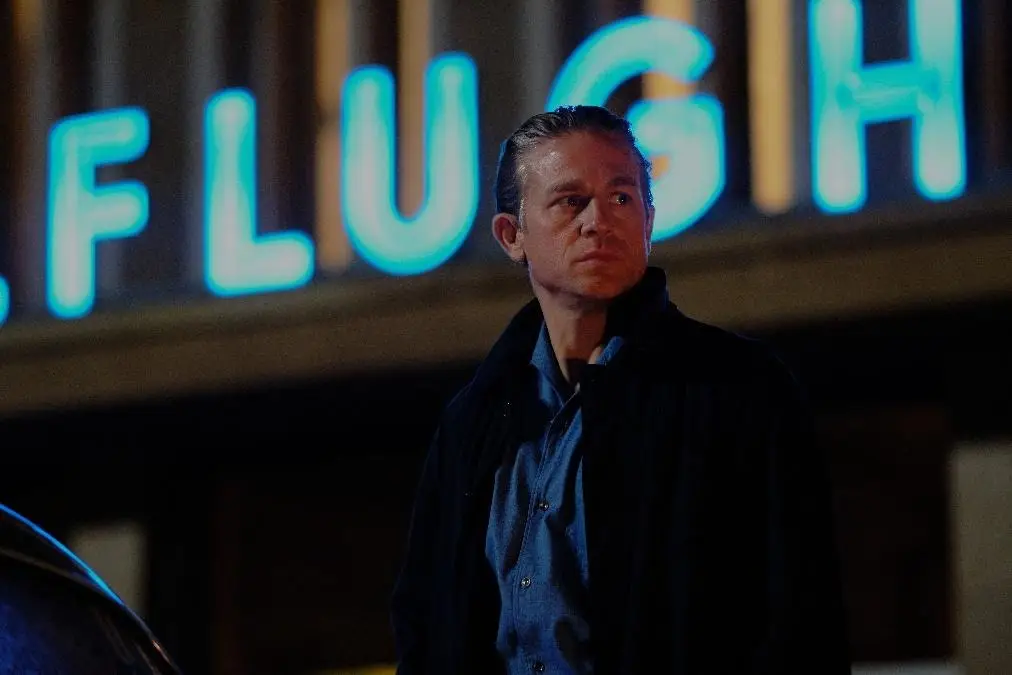 Reveladas as primeiras imagens de Charlie Hunnam em nova série de espionagem “Legacy of Spies”