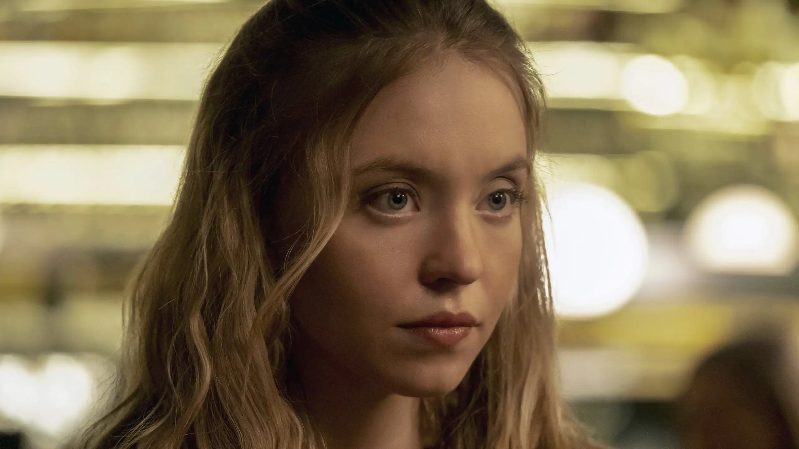Filme “The Voyeurs”, com Sydney Sweeney, estreia em streaming gratuito e destaca influência de Alfred Hitchcock