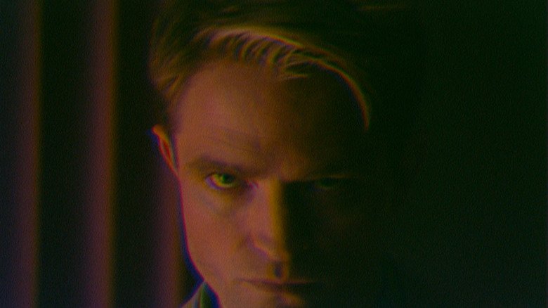 Robert Pattinson brilha em Primetime, sátira sombria sobre o fenômeno To Catch a Predator