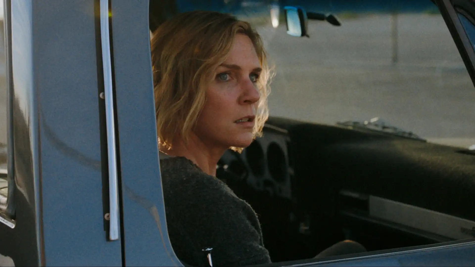 Rhea Seehorn revela que retorno de Pluribus na segunda temporada terá roteiro “insano”