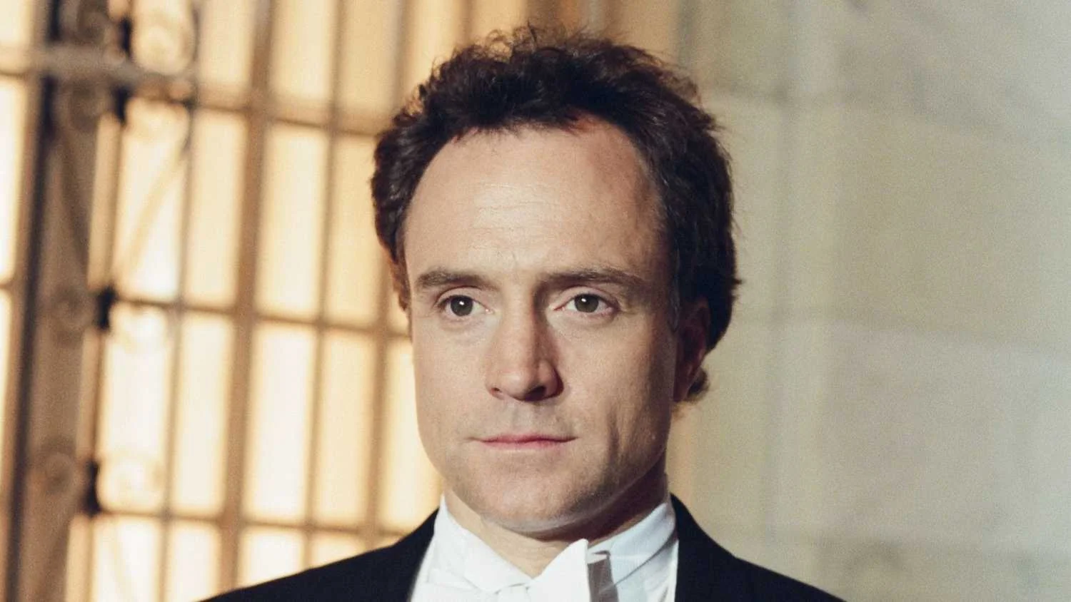 Bradley Whitford defende nova temporada de The West Wing com condição do elenco para retorno