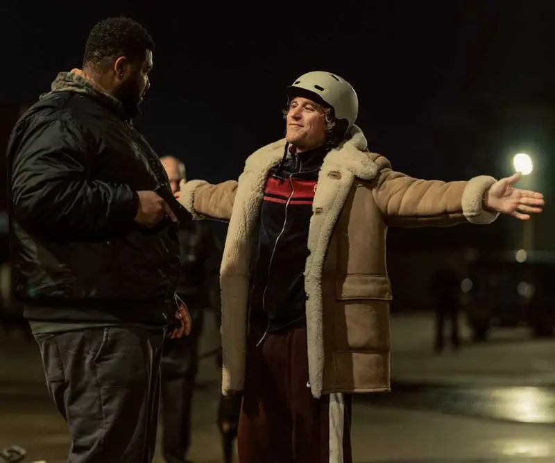 Tom Hardy inicia nova tradição sombria na temporada 2 de MobLand