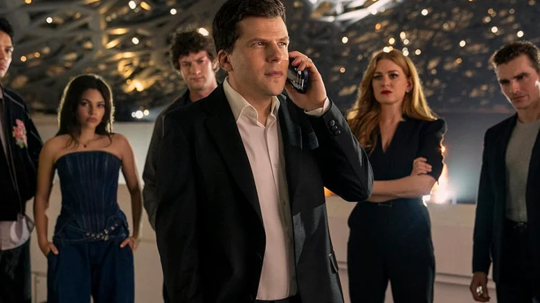 Filme de assalto com Jesse Eisenberg é o maior sucesso do Prime Video