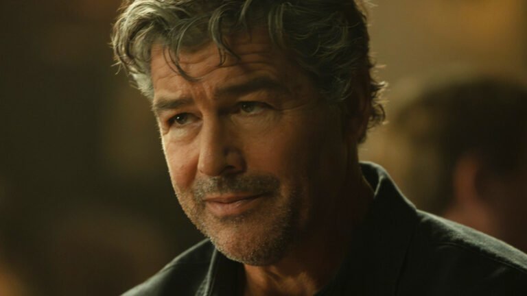 Final da 1ª temporada de Lanterns emociona Kyle Chandler às lágrimas