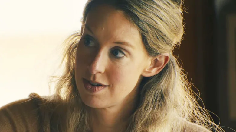 Elizabeth Holmes reage a série “The Dropout” em documentário de Nathan Fielder