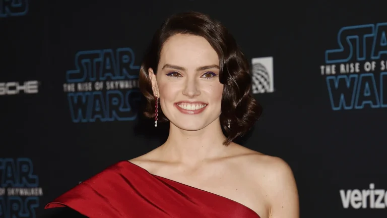 Daisy Ridley será a protagonista do remake da série de ficção científica “Viagem ao Fundo do Mar”