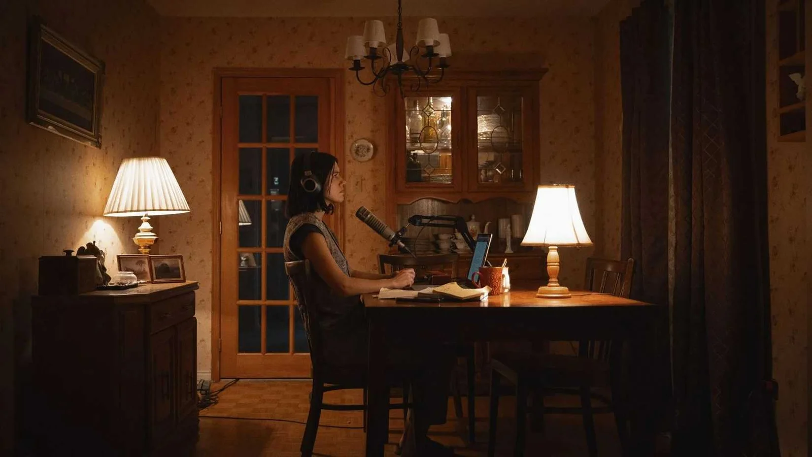 Entenda o Final de Undertone: O Que Acontece com Evy e o Mistério Sobrenatural do Filme