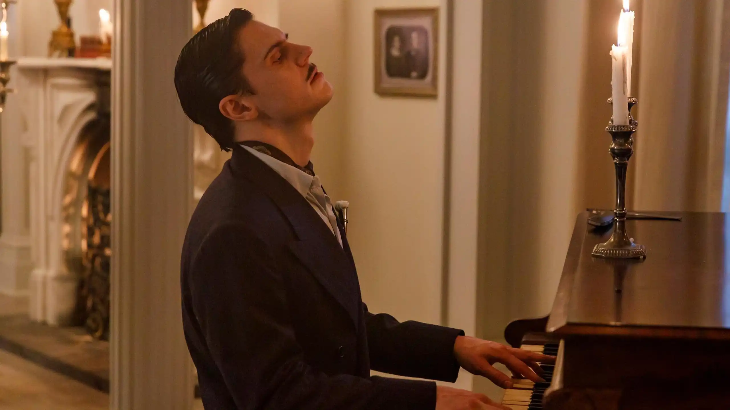 Desfecho e reviravoltas familiares na 13ª temporada de American Horror Story detalhados por Paul Anthony Kelly