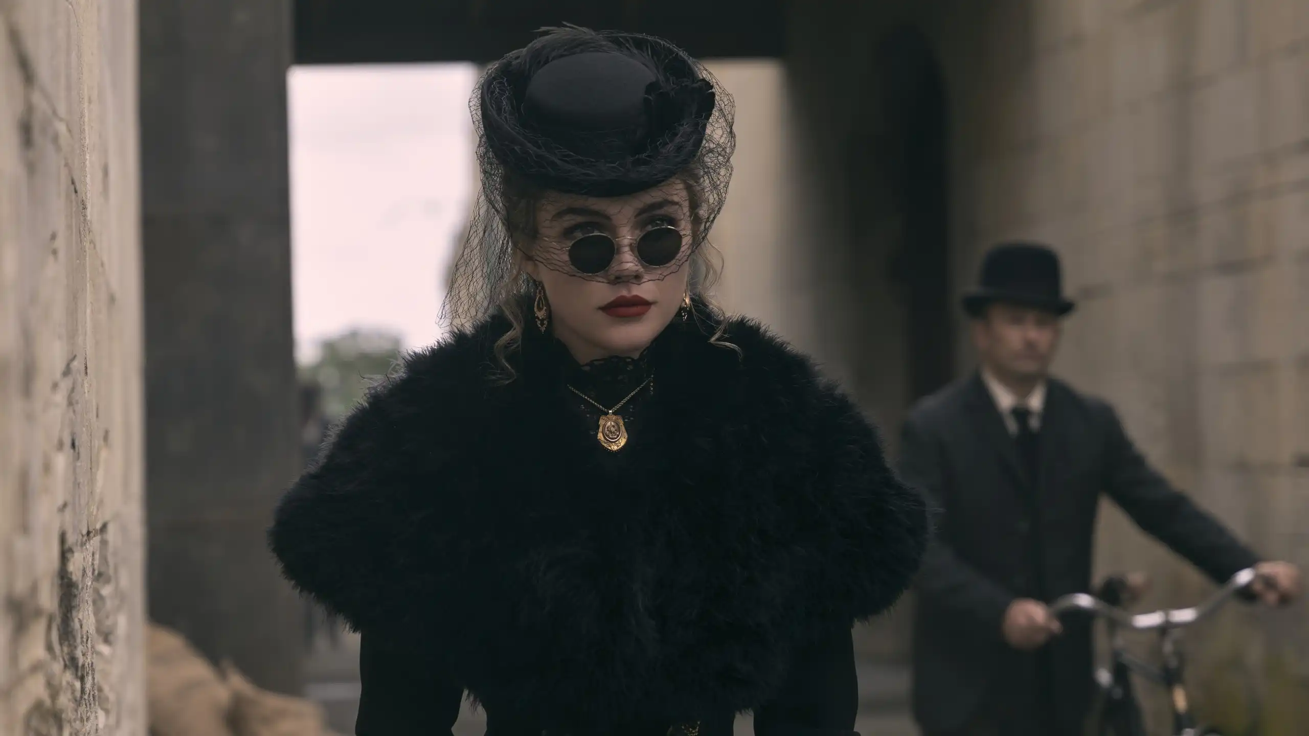 Florence Pugh explica mudanças na personagem Cathy em nova adaptação de “East of Eden” da Netflix