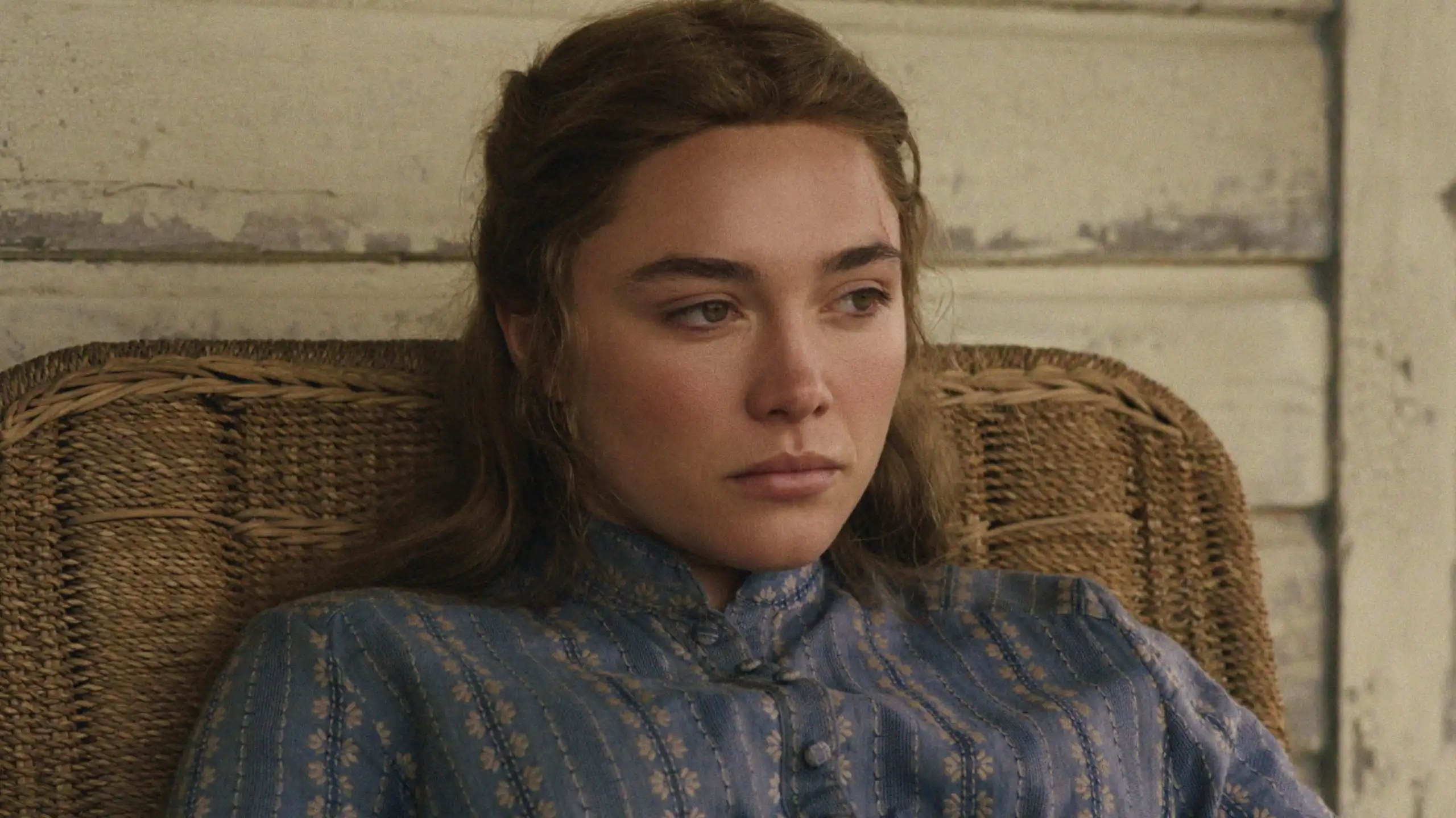 Florence Pugh explica mudanças na personagem Cathy em nova adaptação de “East of Eden” da Netflix