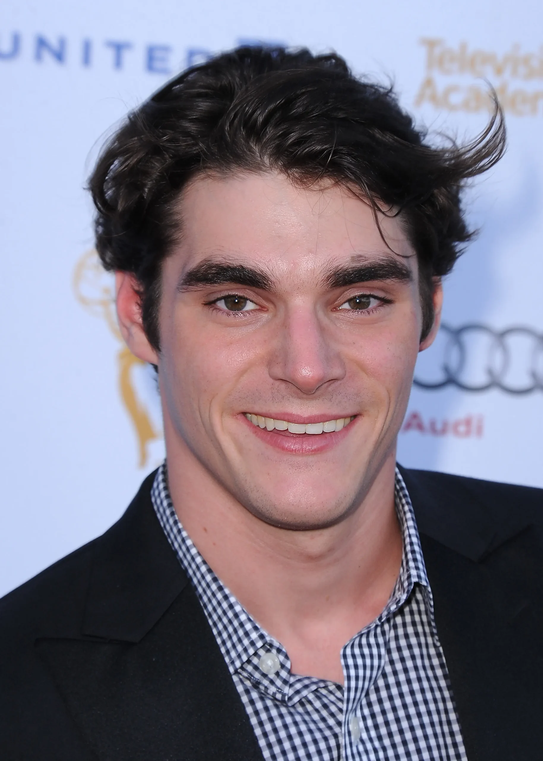 Ator RJ Mitte, conhecido por Breaking Bad, morre aos 34 anos