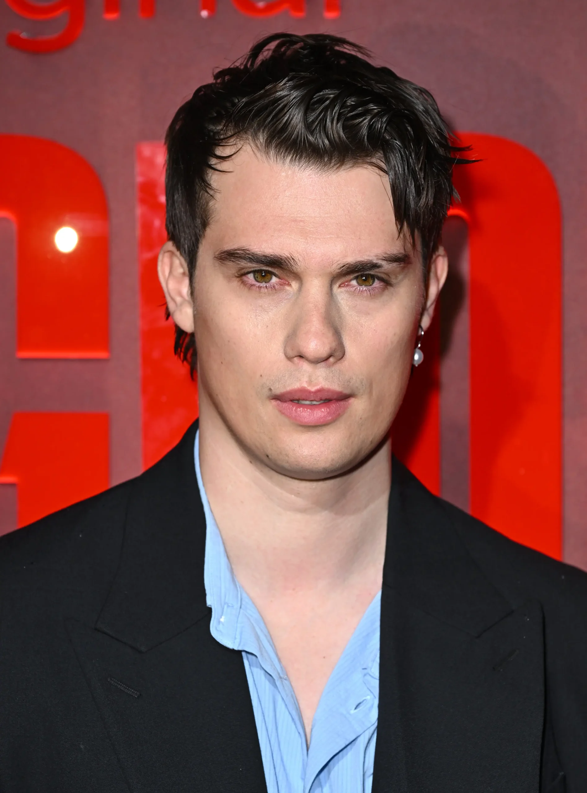 Netflix lança drama de guerra “The Mosquito Bowl” com Nicholas Galitzine e Bill Skarsgård