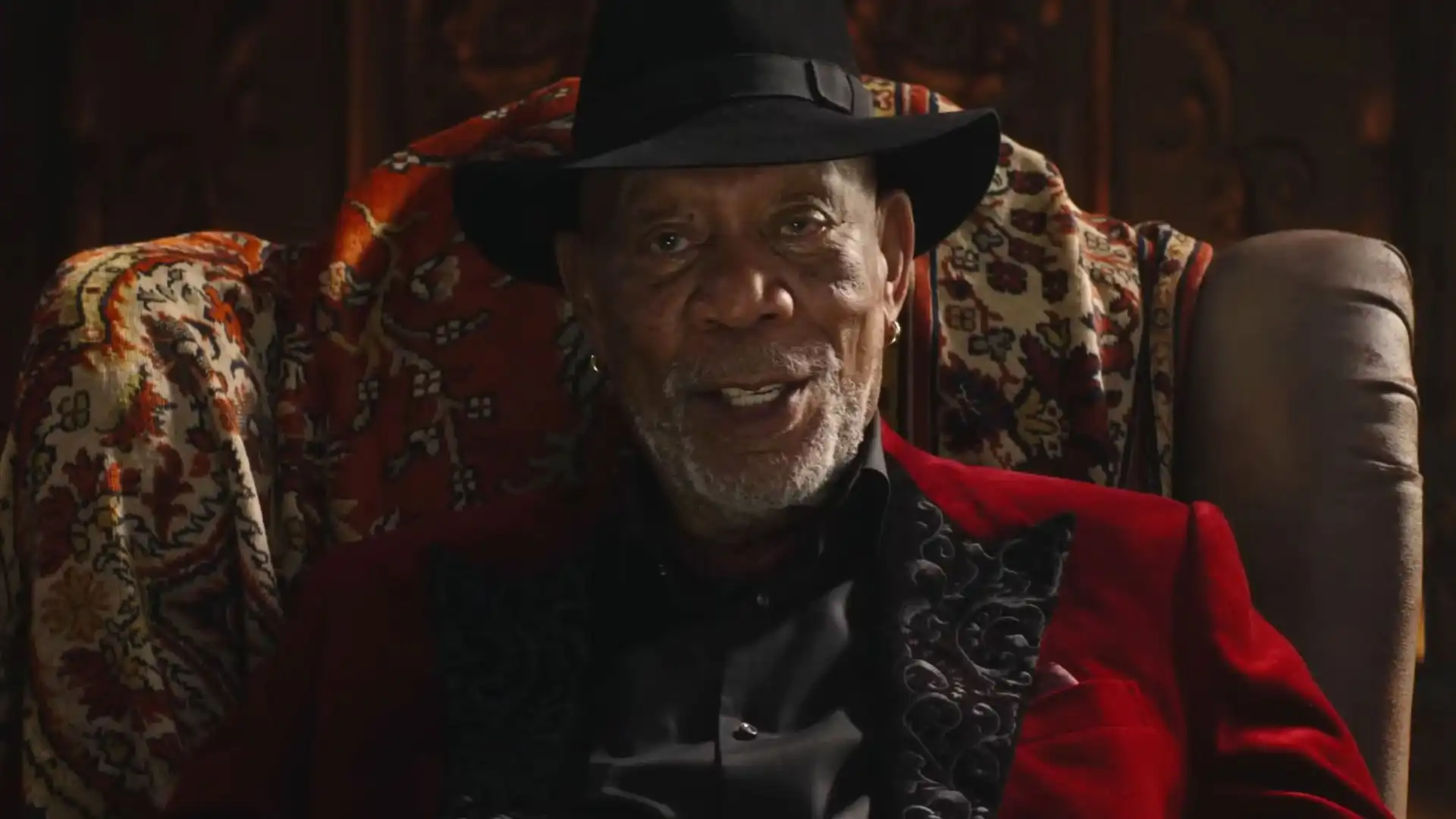 Franquia de assalto com Morgan Freeman alcança o topo do streaming no momento ideal