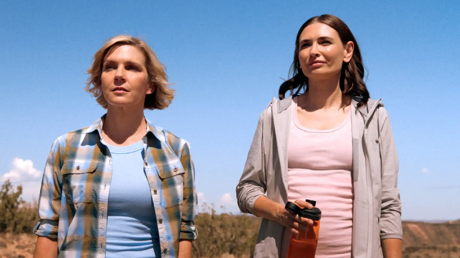 Rhea Seehorn revela que retorno de Pluribus na segunda temporada terá roteiro “insano”