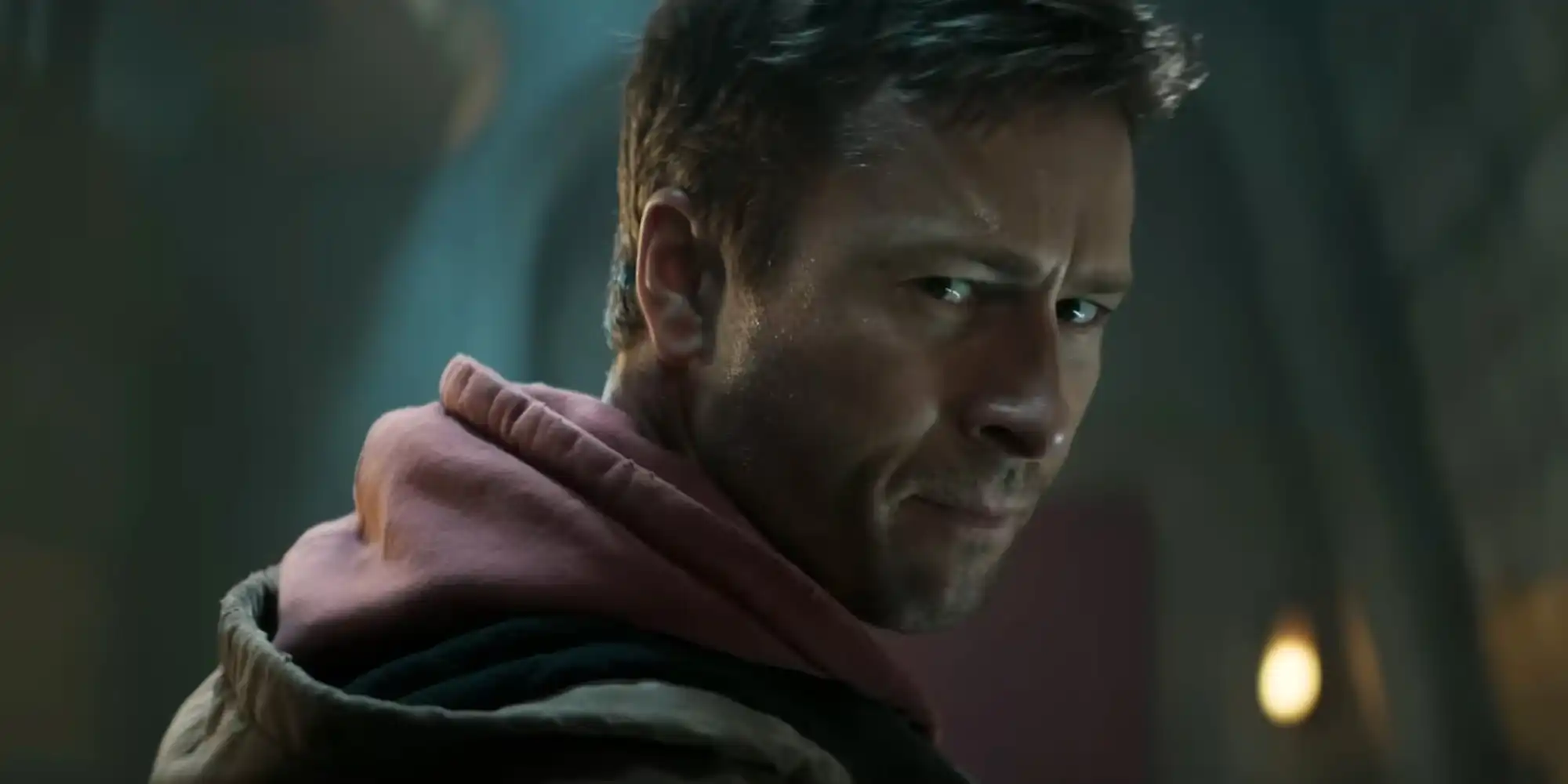 Glen Powell deixa elenco de novo filme de ficção científica da Amazon