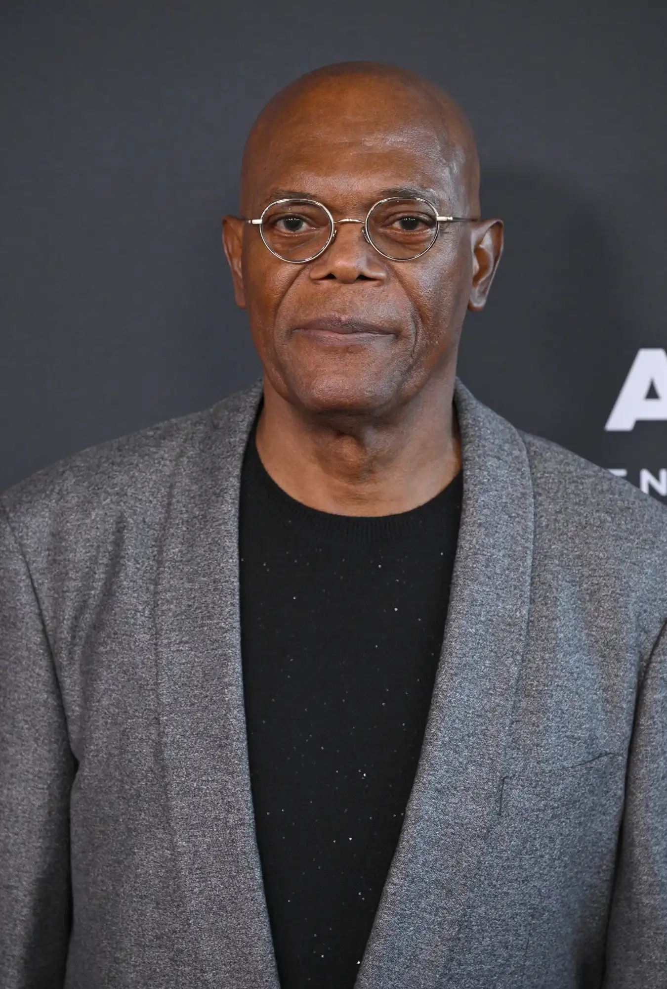 Novo filme de ação estrelado por Joel Kinnaman e Samuel L. Jackson recebe críticas divididas