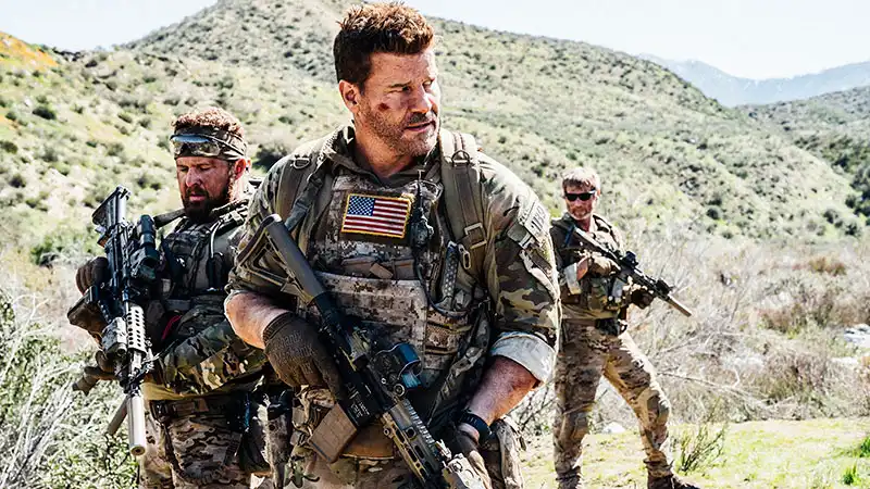 Showrunner de SEAL Team se emociona com o sucesso da série no streaming