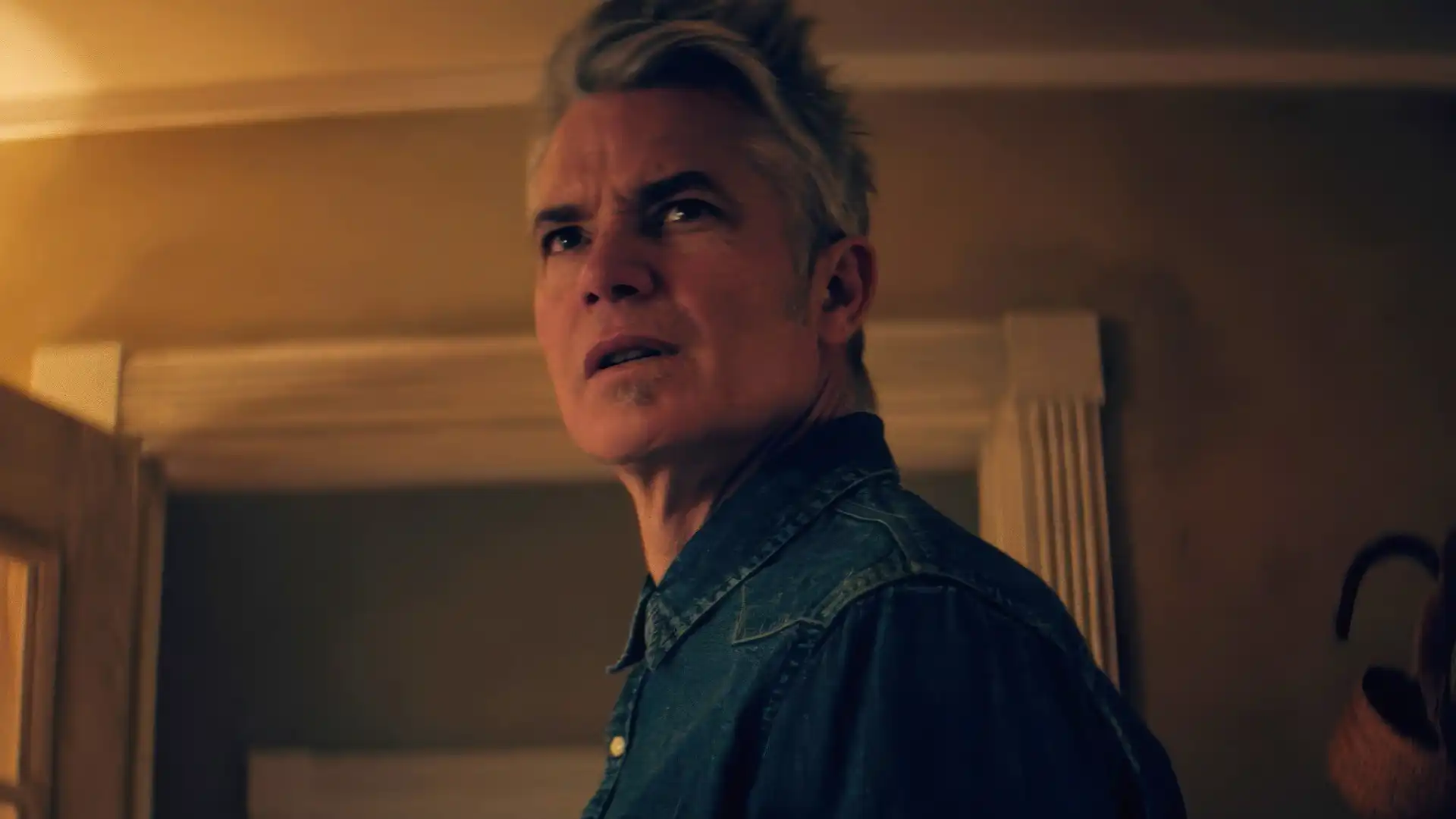 Timothy Olyphant brilha em thriller R-rated de sucesso no streaming em 2026