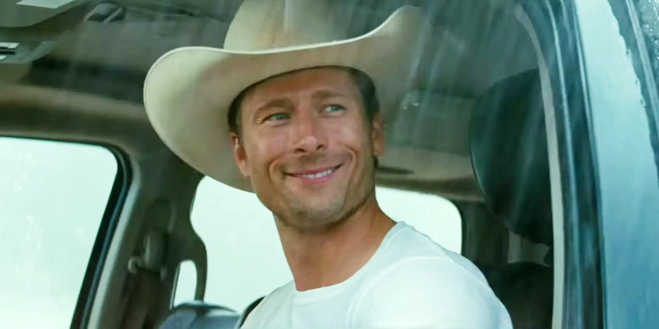 Glen Powell deixa elenco de novo filme de ficção científica da Amazon
